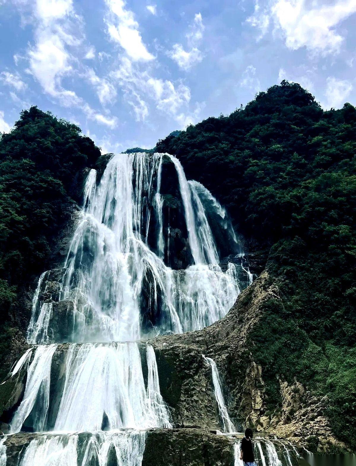 每年500万人，扎堆涌进一个常住人口才200多万的小城。安顺。你说这帮人，到