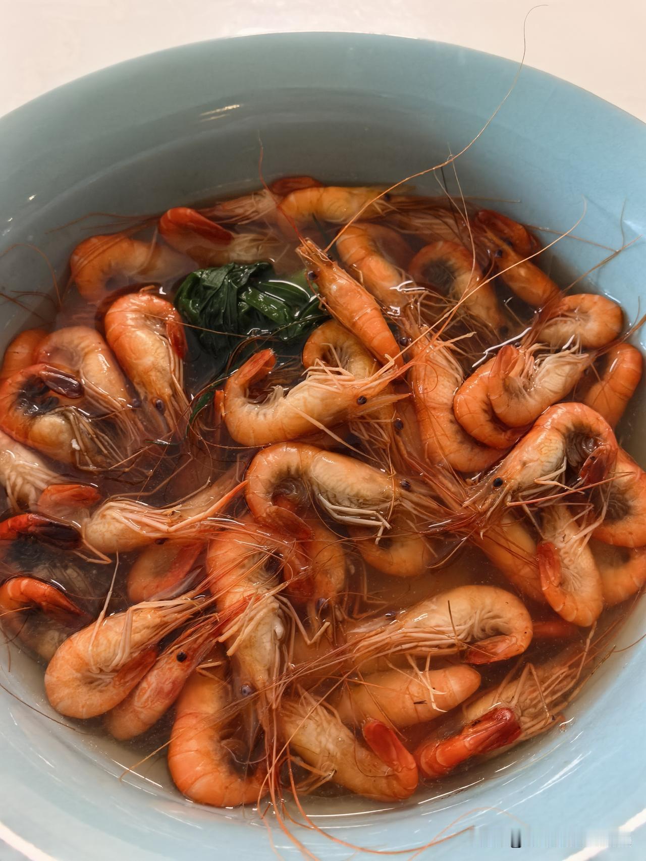 爷爷今天早上买的河虾，70元一斤。宝宝早饭番茄面，白煮蛋，5片牛肉，10多个虾