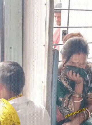 女追男隔层纱！火车上一见钟情，真浪漫！