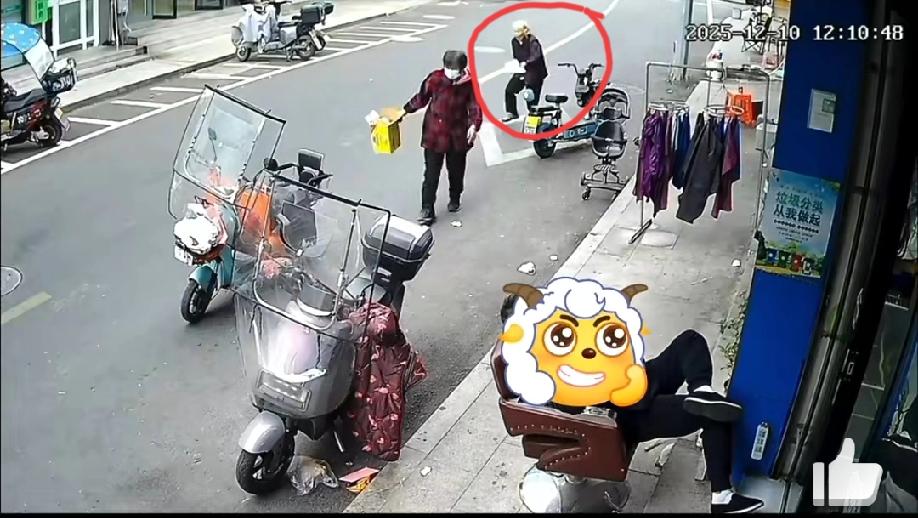 12月10日，浙江。网友发布视频称，大妈抢残疾老太太的纸箱想骑电瓶车离开，老太太