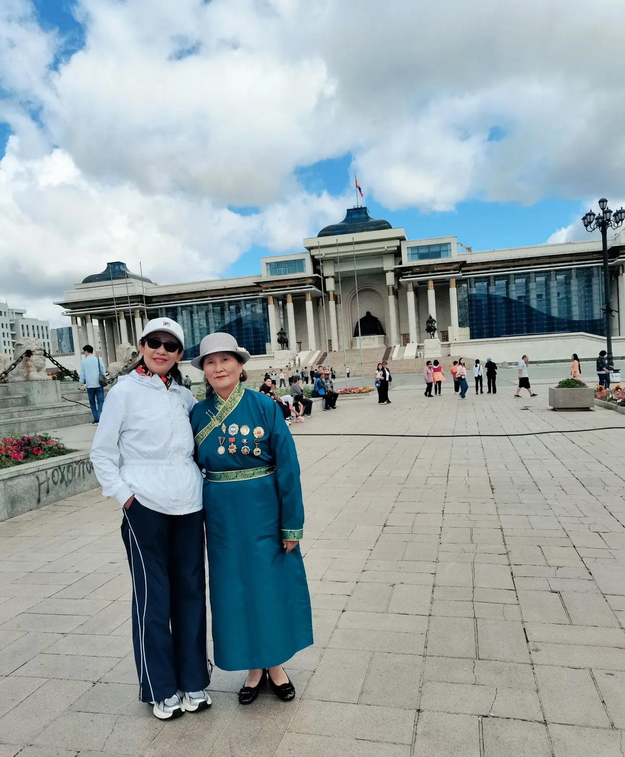 苏赫巴托广场，位于蒙古国首都乌兰巴托市中心。广场以蒙古国人民的独立领袖苏赫巴托的
