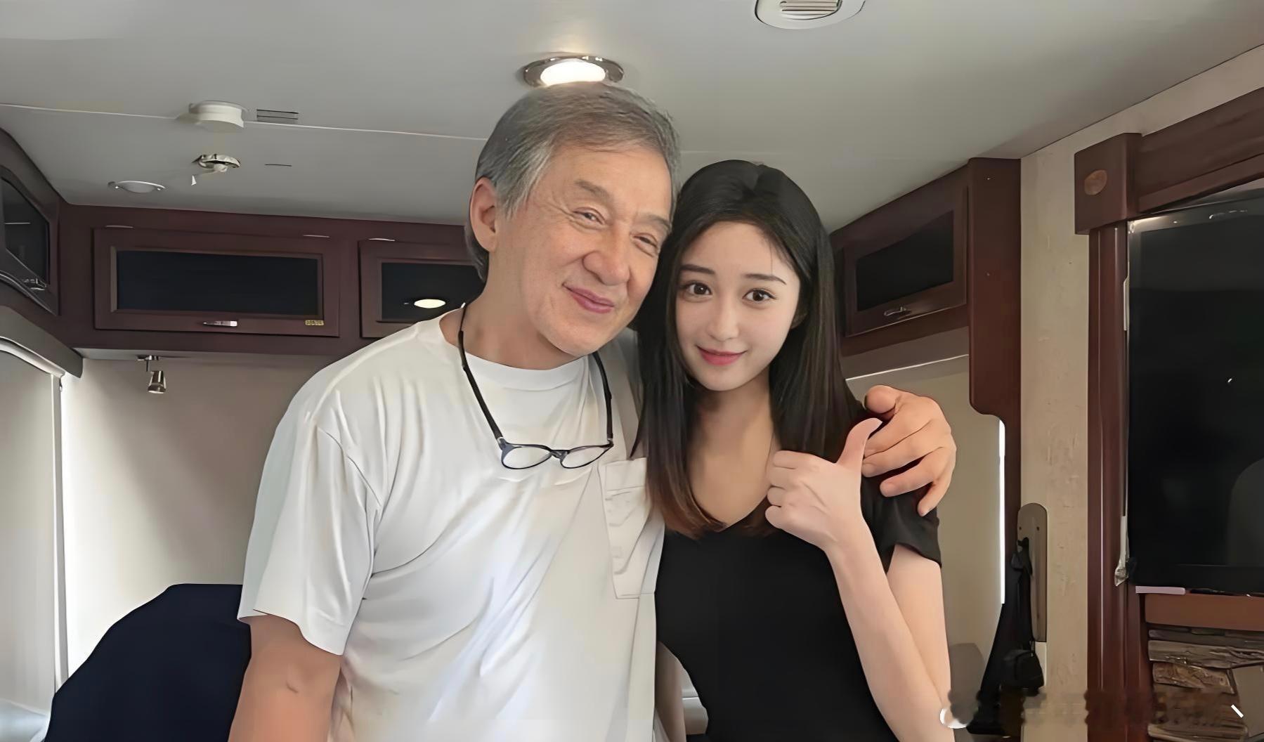 成龙大哥这状态也太绝了！刷到他近期的模样直接瞳孔地震，71岁这状态，怕不是偷偷开