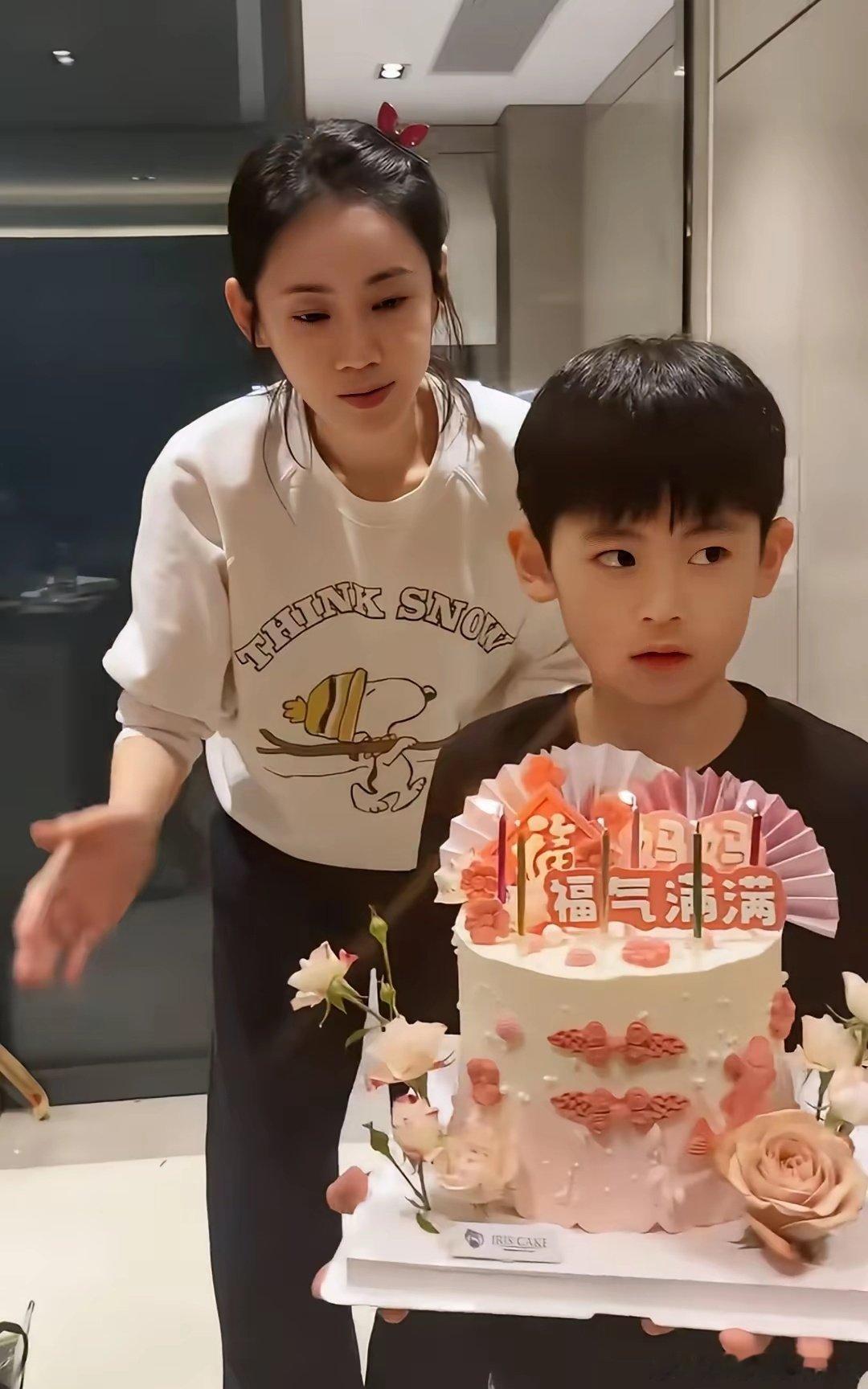 秋瓷炫的儿子真帅，比爸爸还好看。一家人齐出场，为奶奶过生日，婆媳关系超好，婆婆疼儿媳妇，儿媳妇孝敬公