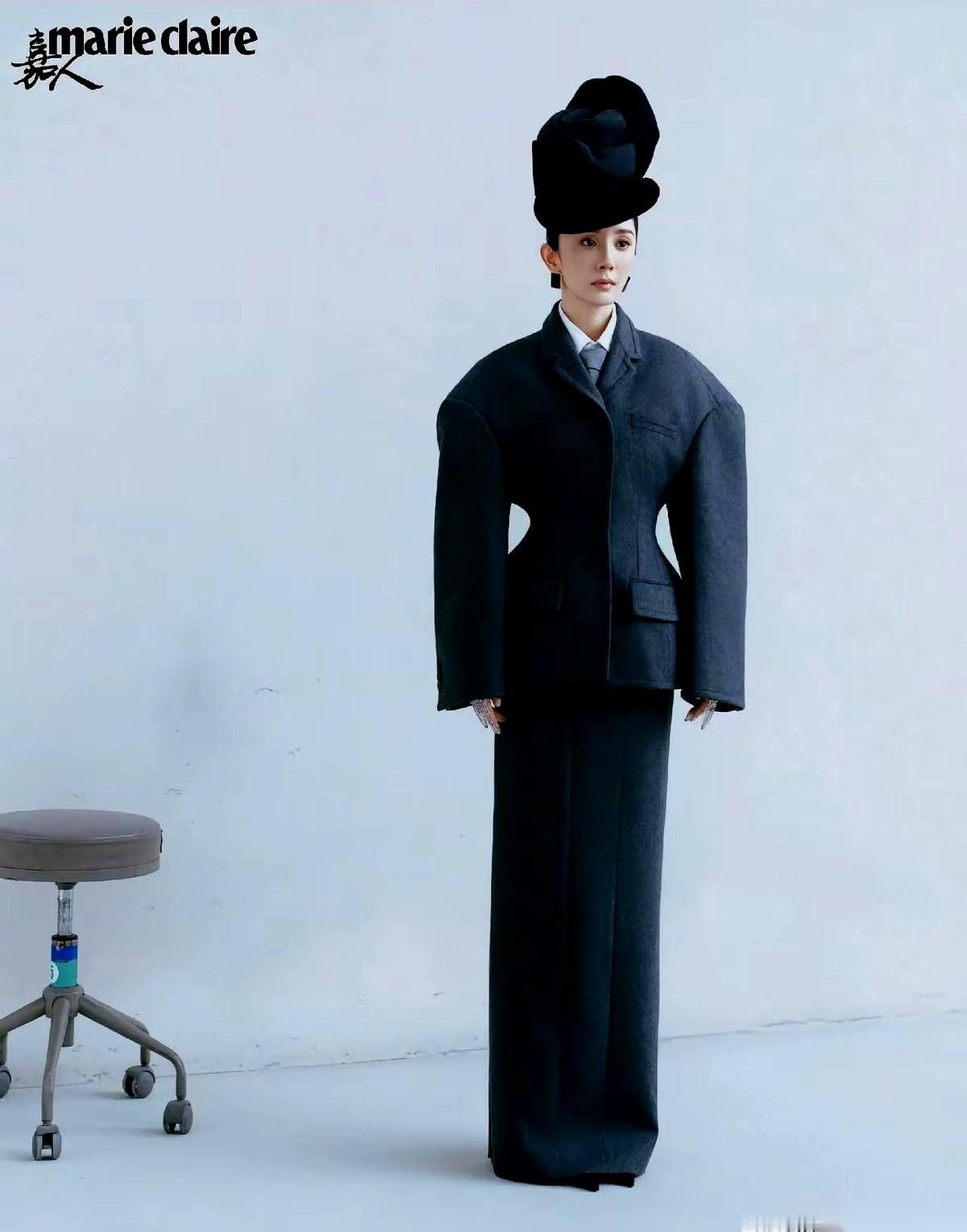 在杨幂后面穿同一件衣服，钟楚曦这招真的，太狠了。这已经不是“谁美谁丑”的问题了