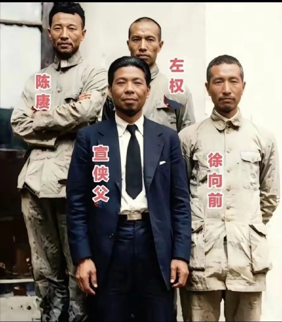 1937年，在西安八路军办事处，四位赫赫有名的曾经黄埔军校毕业生的一张留影。