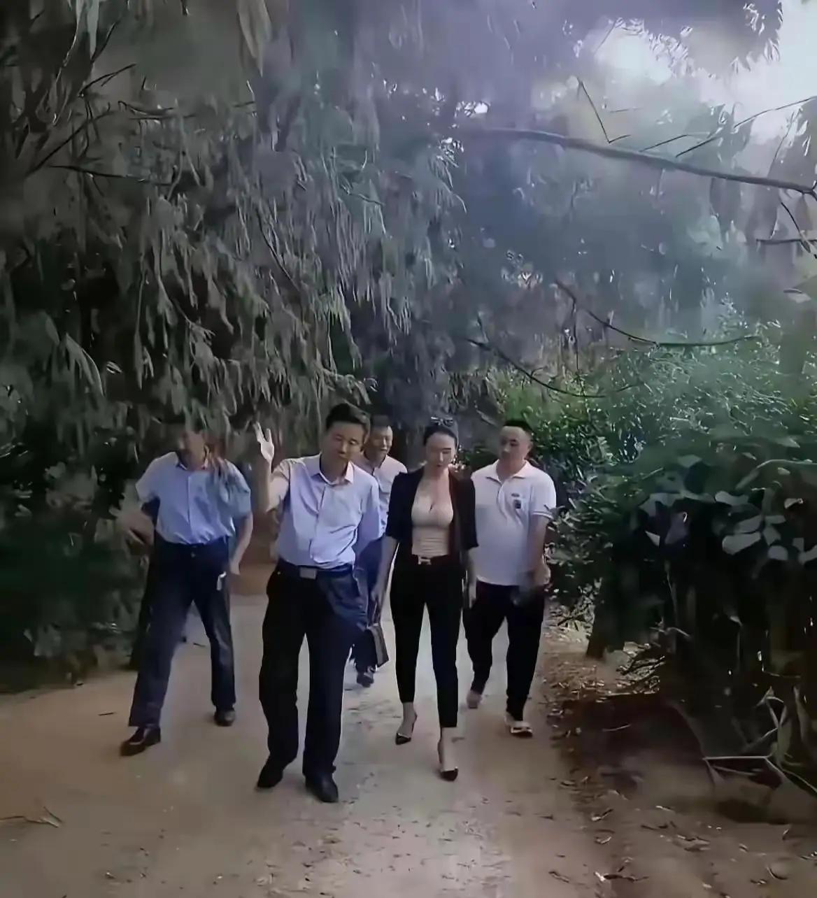 你们觉得，谁更像领导，为什么像领导，来大家评论区留言[害羞][害羞]