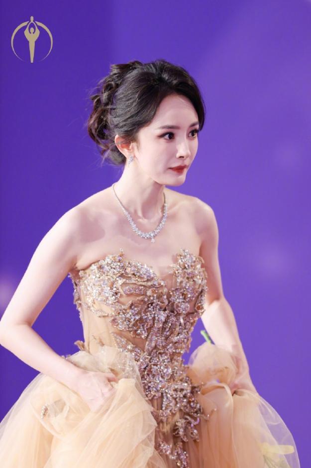 杨幂穿祖海高定出席百花奖！前段时间杨紫也是穿着祖海高定拿下了自己职业生涯第一个