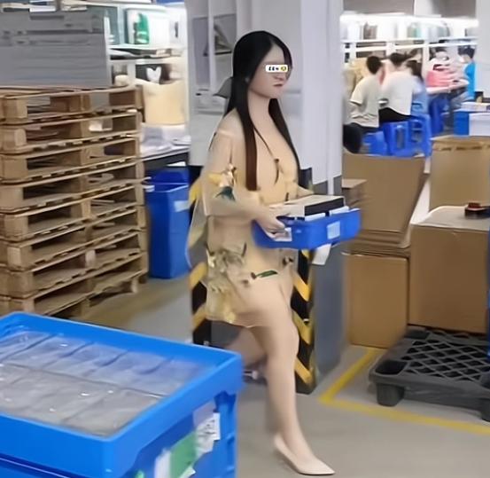 一女子穿粉色包臀裙踩着细高跟去工厂面试，旁边老员工眼睛都看直了，愣了好几秒才憋出