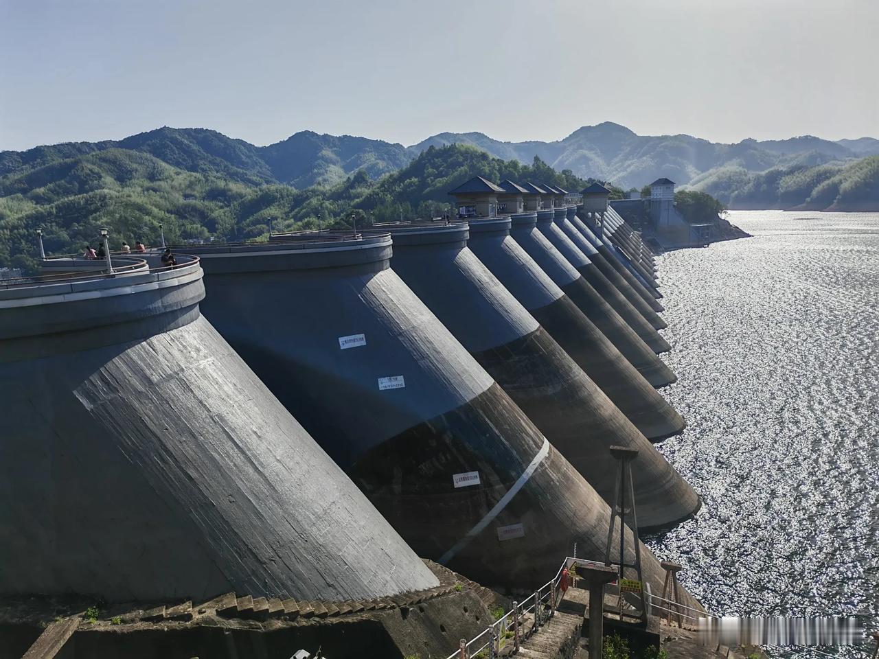 今天是5月2日，继续五一自驾游第二天。早晨第一站打卡金寨梅山水库。这是五十年
