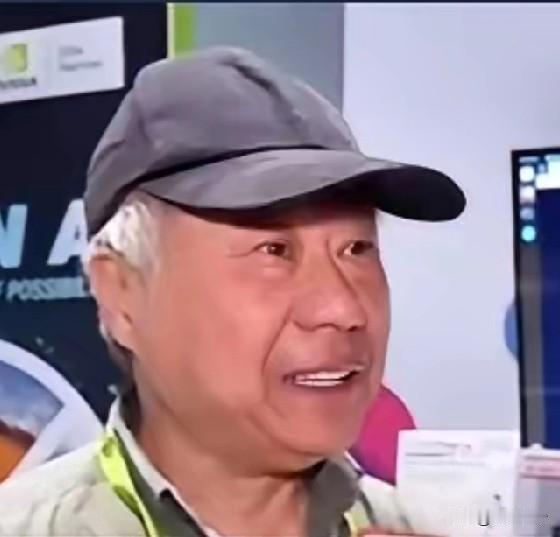 黄仁勋的哥哥只比弟弟大一岁，他今年63岁，兄弟俩长得确实很像！但是看起来比黄