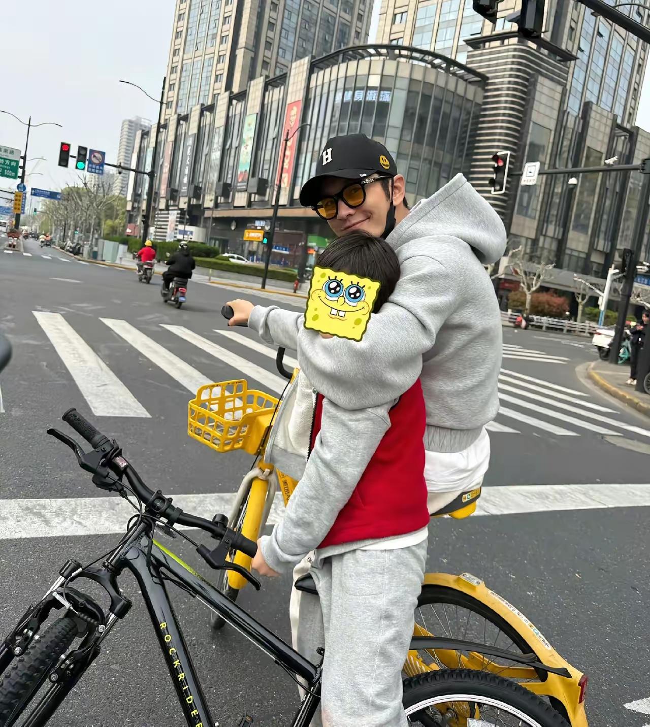 4月4日，黄晓明带儿子游玩，父子二人同框默契骑单车，画面温馨又幸福！照片中的黄