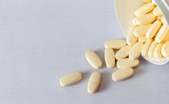 早上吃钙片和晚上吃钙片区别大？医生叮嘱：吃钙片要牢记4个准则很多人开始补钙是