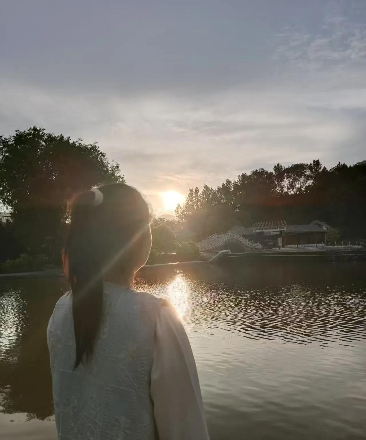 现在好多省份给乡村教师评职称都开通了绿色通道，比如，教龄三十年的乡村教师评职称