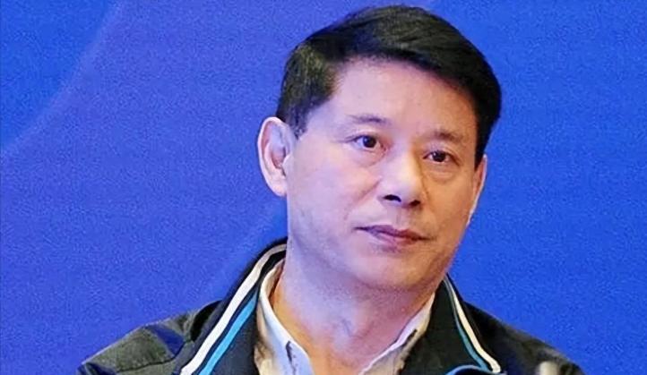 为啥说信兰成凭一己之力让中国篮球倒退二十年？这个曾经两次执掌中国篮协的人，用他