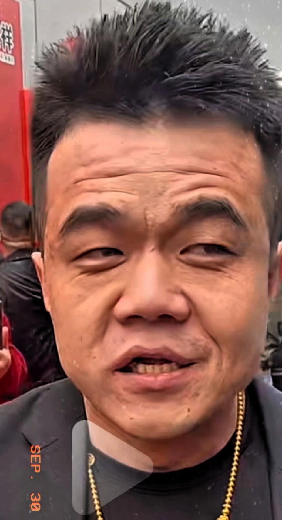 驴家小胖只是出去参加个网红活动，就被占地记者无美颜算计了，不解他年纪轻轻为何长老