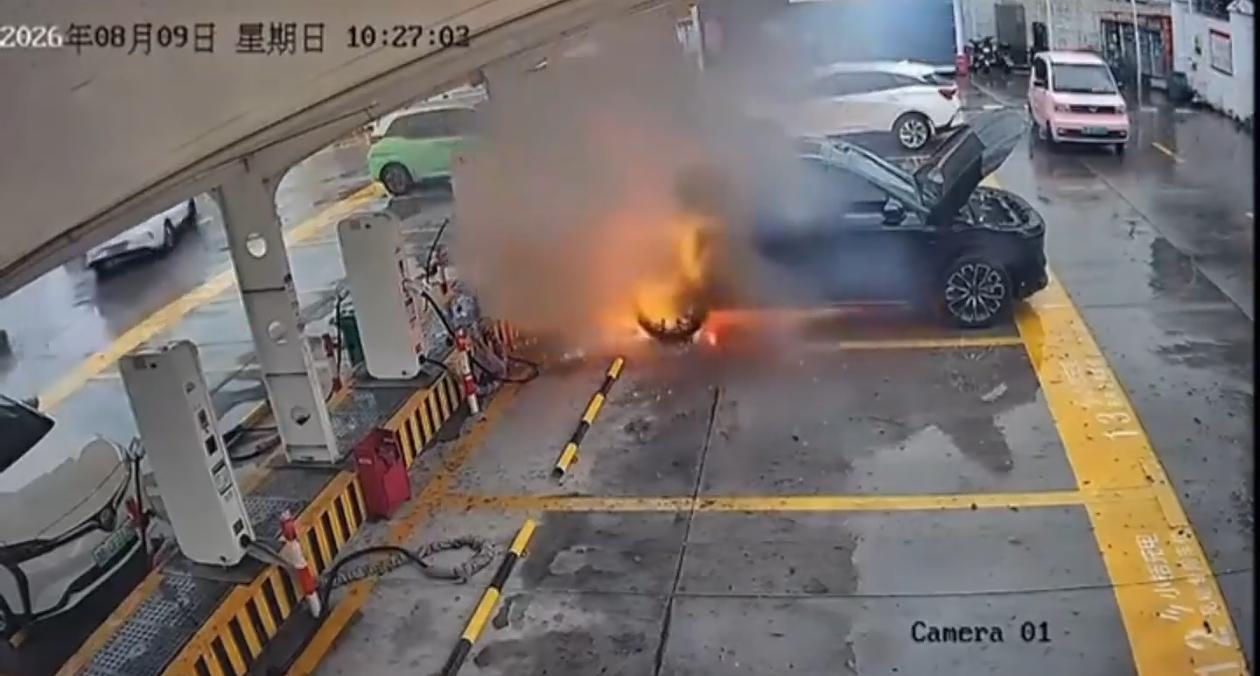 极氪，你管爆燃叫“过热”？近期宁波一辆极氪汽车在充电场站爆燃迅速烧毁在网上刷屏