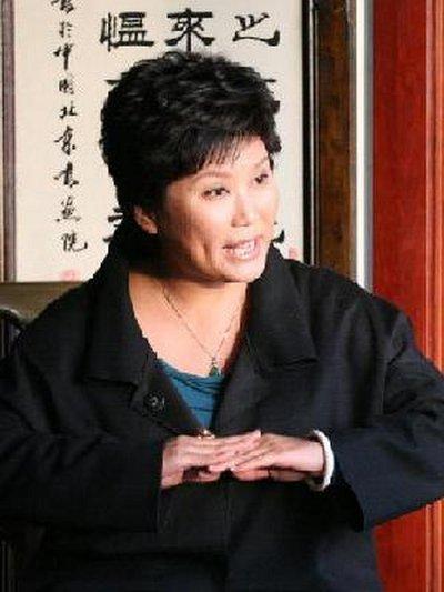 北京中医药大学副教授曲黎敏，再次语出惊人！她说：“男人只要老伴一死了，不出一个礼