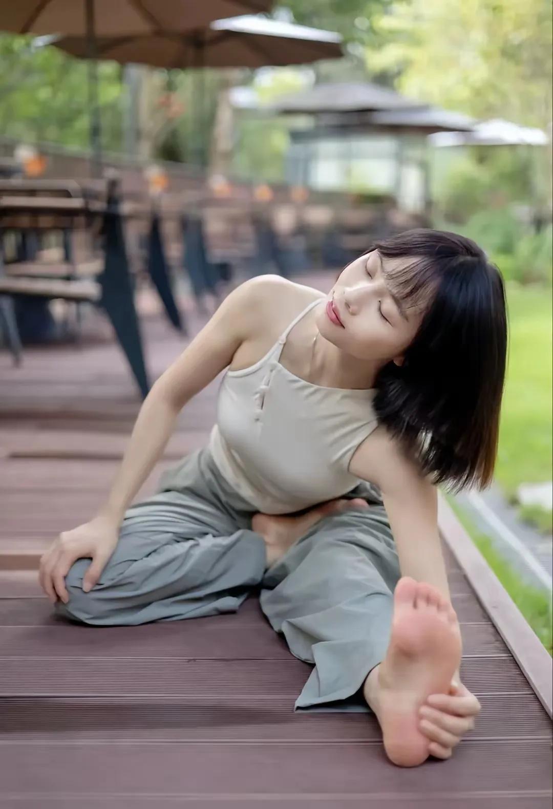 实话实说，相比较真正九头身材模特带来的压迫感，这种身材管理优秀，但如邻家女孩的模