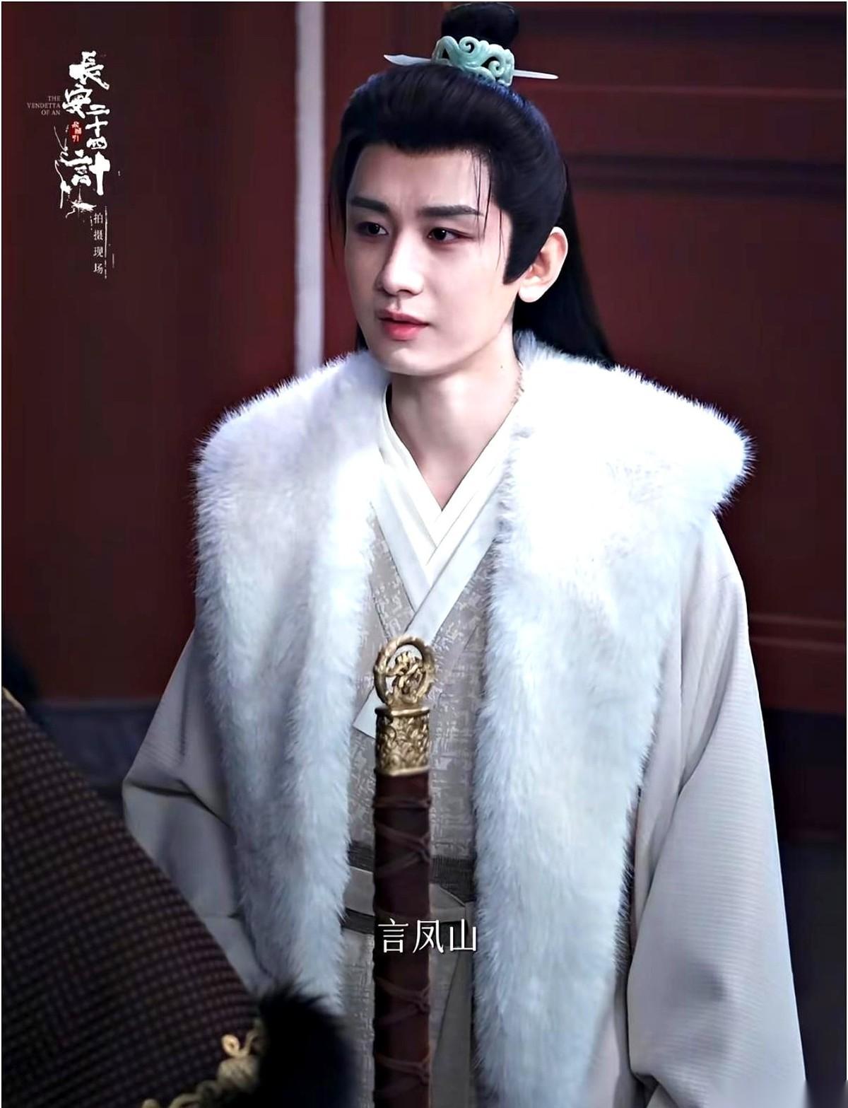 好家伙，这哪是拍戏，这简直是把成毅架在火上烤啊。一边是《臧海传》，导演是郑晓龙