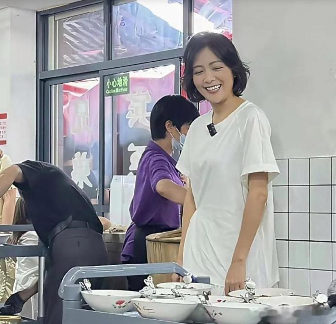 51岁的汪涵和47岁的杨乐乐站在一起，竟然有种“老少配”的既视感，反差感直接拉满