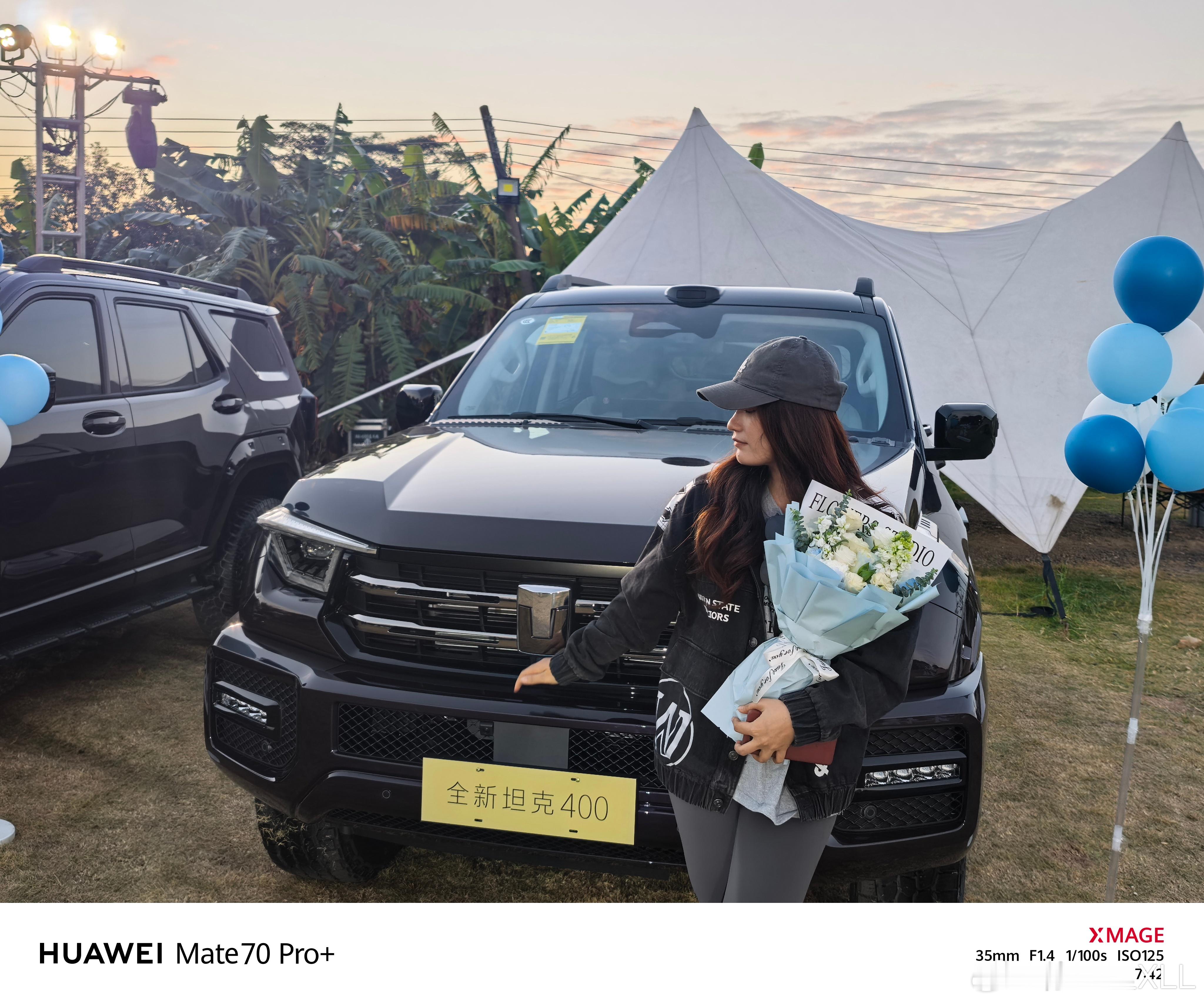 昨天是第一次参加坦克的交付仪式。居然穿着金州勇士队的衣服去了。我很想提醒她，万