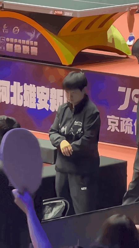莎莎选了边上的位置，还没坐下就被叫到了中间去！[呲牙笑]还是喜欢坐在边上的莎莎，