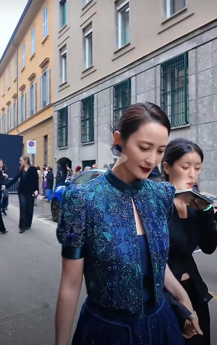 蒋勤勤50岁看秀，直接碾压文咏珊！37岁文咏珊同台50岁蒋勤勤，瞬间被比下去。