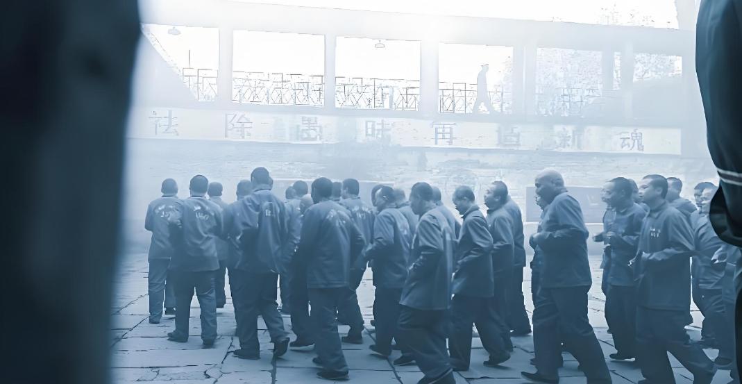 四十二年逃亡，社保卡暴露身份，他为何自首？那天中午菜市场路口，烟还没抽完，四个