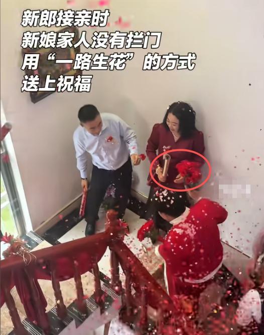 破防了！江苏，新郎接亲准备了很多红包，因当地有拦门习俗，可当赶到时，新娘的至亲每