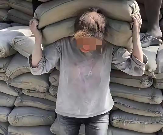 看着真的心里五味杂陈，工地扛沙袋一袋才五毛钱，单亲妈妈拼上一整天，手上磨满血泡，