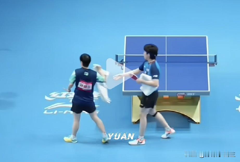 笑死我了！莎头3:0拿下刘炜珊/林高远，大头找莎莎拍手庆祝，莎莎轻轻一握，赶