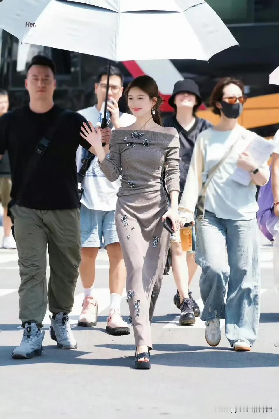 赵露思去意已决，半只脚已经踏出演艺行业，但是她压根不在乎，因为她不是因为违反行规
