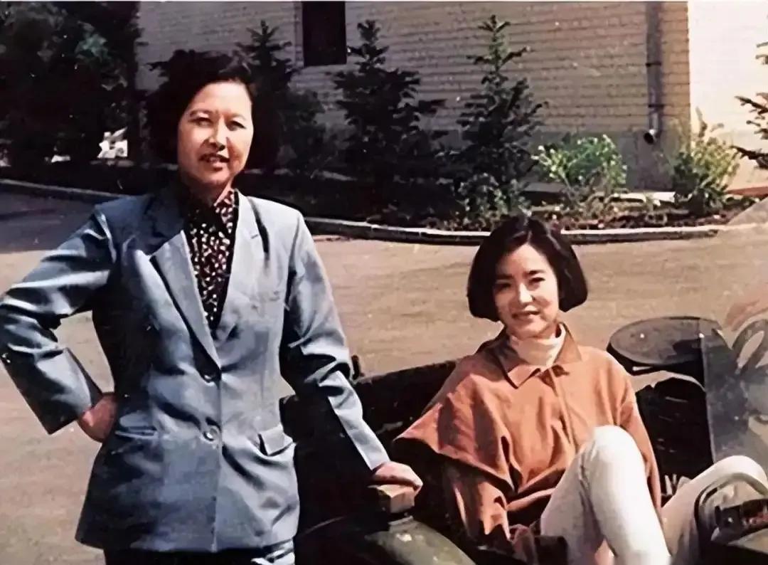 1990年，林青霞在长春拍戏时，和素未谋面的大姐林莉终于见面，并拍下了这张珍贵的