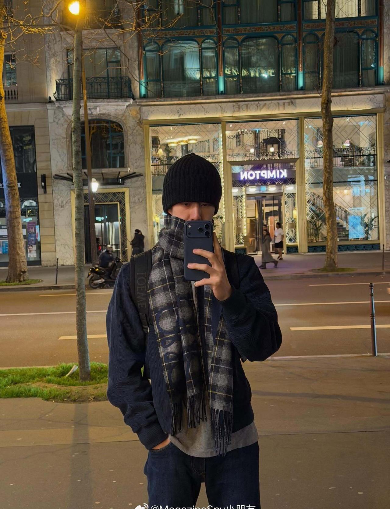 王一博巴黎时装周物料持续掉落！镜头下的他松弛慵懒，优雅自在。此次国际时装周连看L