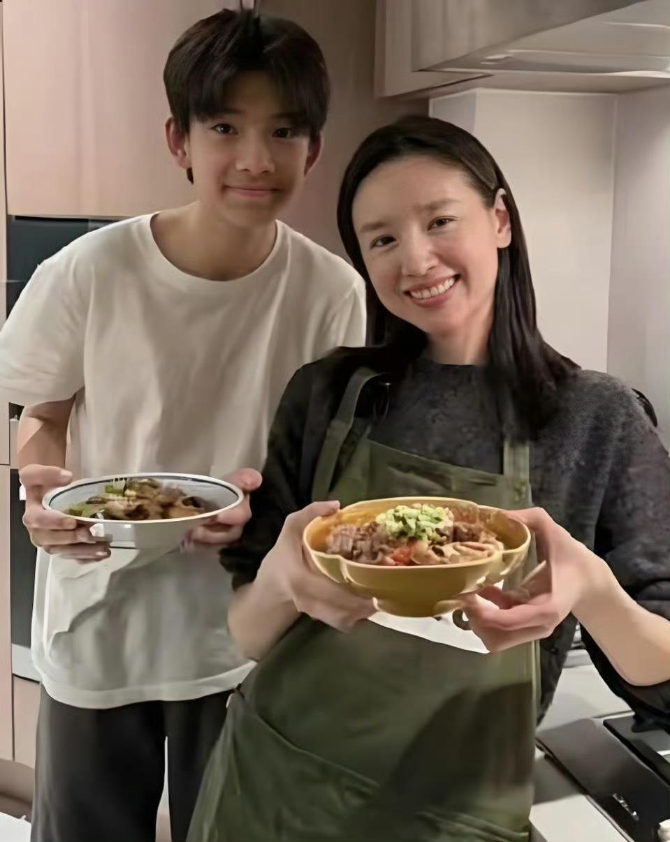 网友A：董洁说快养不起儿子了，顶顶一年课外班要过百万，马术就50万，这开销真吓人