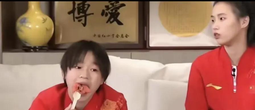 全红婵正在亲手拆掉她的人设。不是在记者会上，而是在亚运会混采区，当所有镜头对准