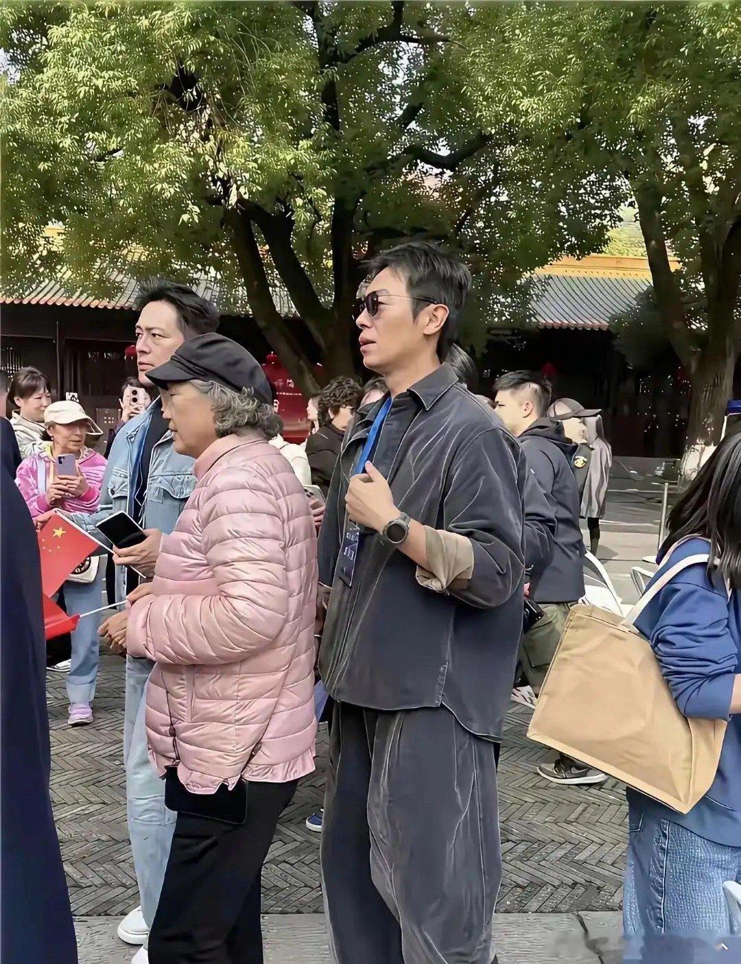我怀疑碰见了明星，但是一时半会又喊不出他的名字，谁懂啊