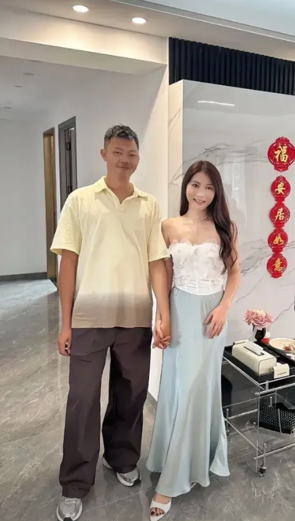 不怪大叔一脸幸福，换谁谁不是。