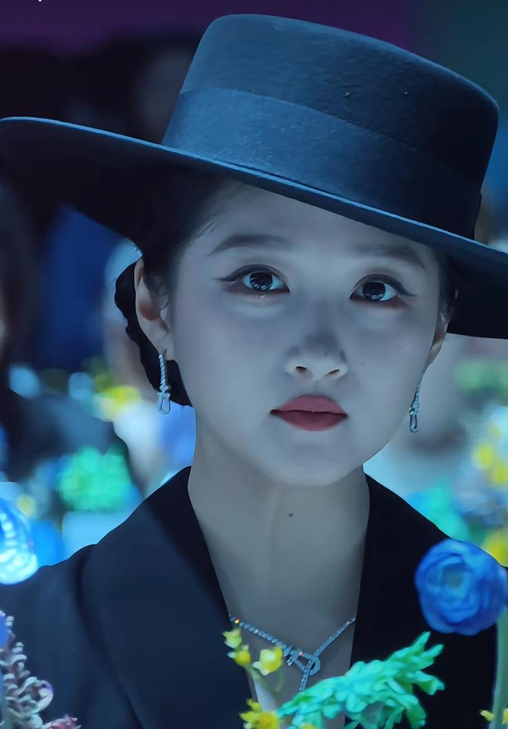 关晓彤这爱喝点小酒的习惯真得改改了看看她近期照片，脸部发馕浮肿、皮肤松弛、眼袋