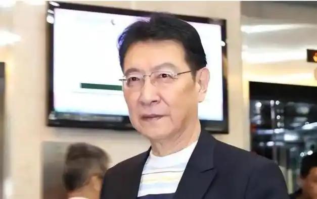 再问赵少康：第一，你的外公罪大恶极，被解放军枪毙，难道不应该吗？第二，你的父亲被