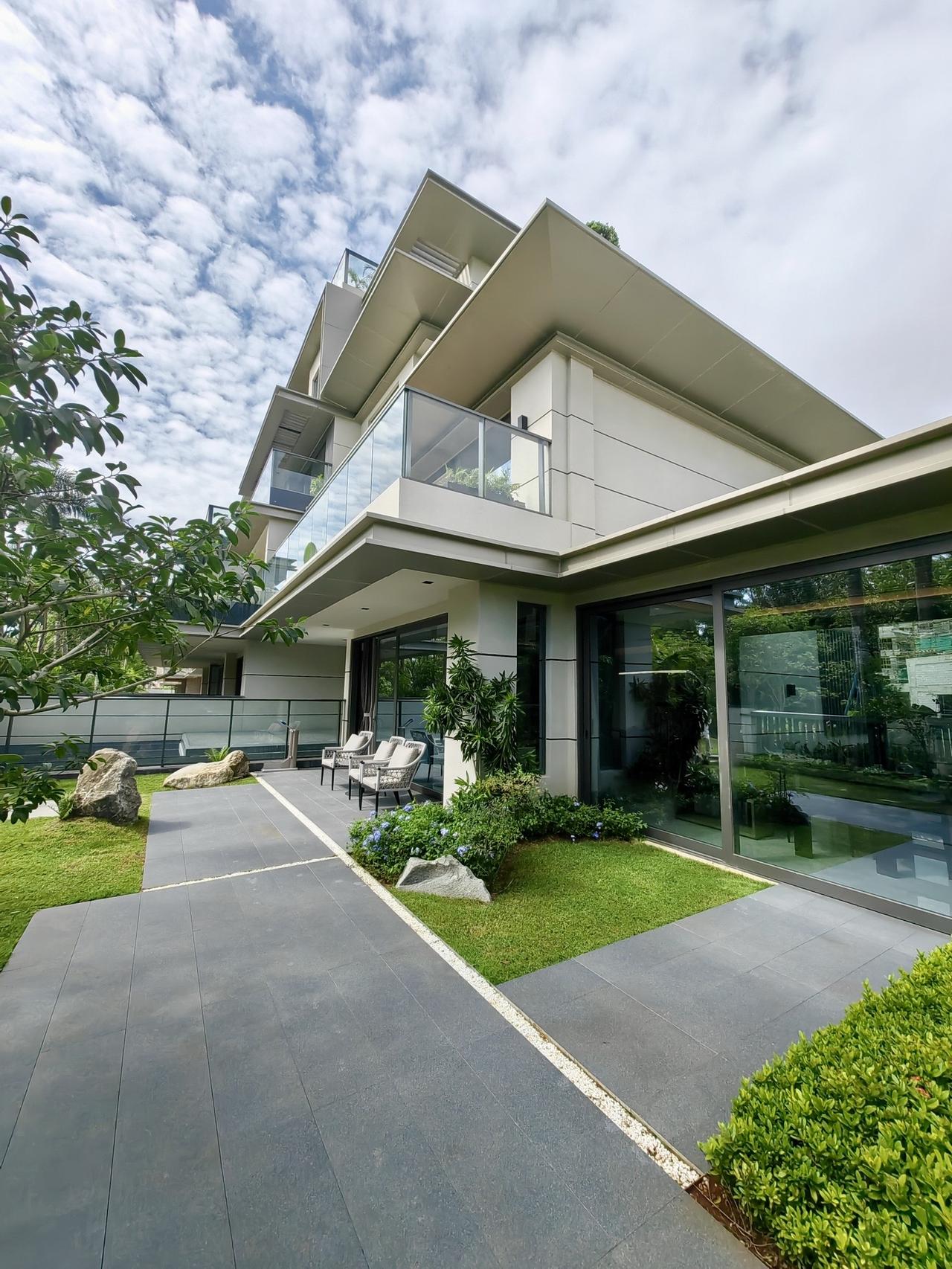 工作转回上海了，最舍不得在海南的别墅小院，在清水湾的房子，房本127平，带有前后