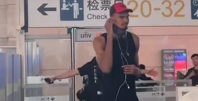 文班亚马少林武僧的名号已经得到官方认证，他成为联盟首位少林一段。文班亚马在少林