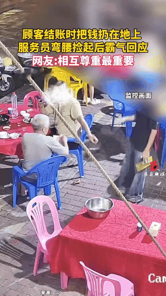 广东夜市大排档，监控拍下让人唏嘘的一幕。顾客吃完饭结账，没有把钱递给服务员，而