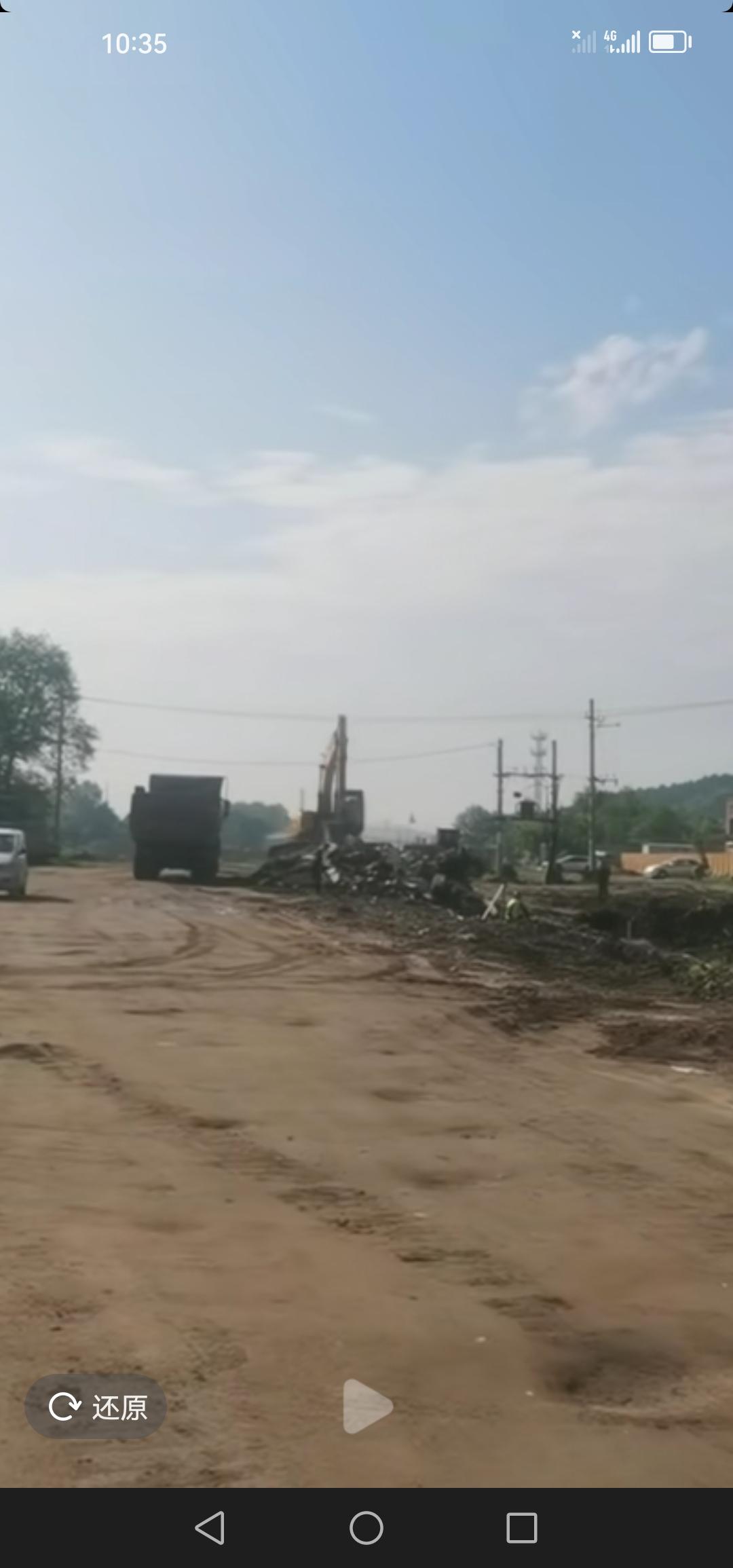 吉林市新城大路正在全面施工，工地现场一片繁忙景象，预计今年年底通车。截至目前