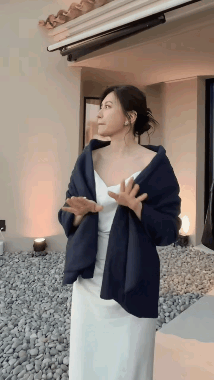 被贾静雯活动上的松弛感狠狠圈粉了！现场跟着音乐随意摇摆的样子，真的又美又飒。谁敢