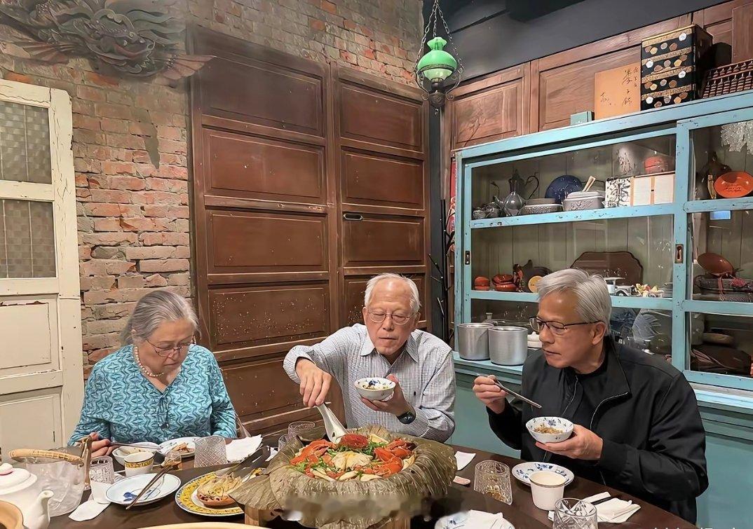 黄仁勋和年迈的父母一起聚餐吃饭，96岁的黄兴泰状态不错