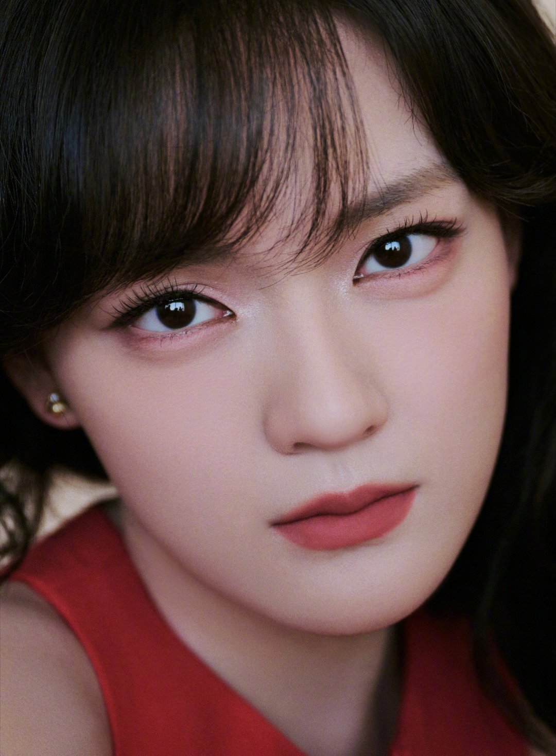 摄影师是多喜欢文淇的眼睛谁能拒绝文淇这双会说话的眼睛！红色无袖上衣热烈张扬，冷