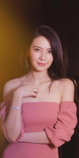 演员高圆圆说：“我出生在北京的一个知识分子家庭，我爸爸毕业于清华大学，从事航天工