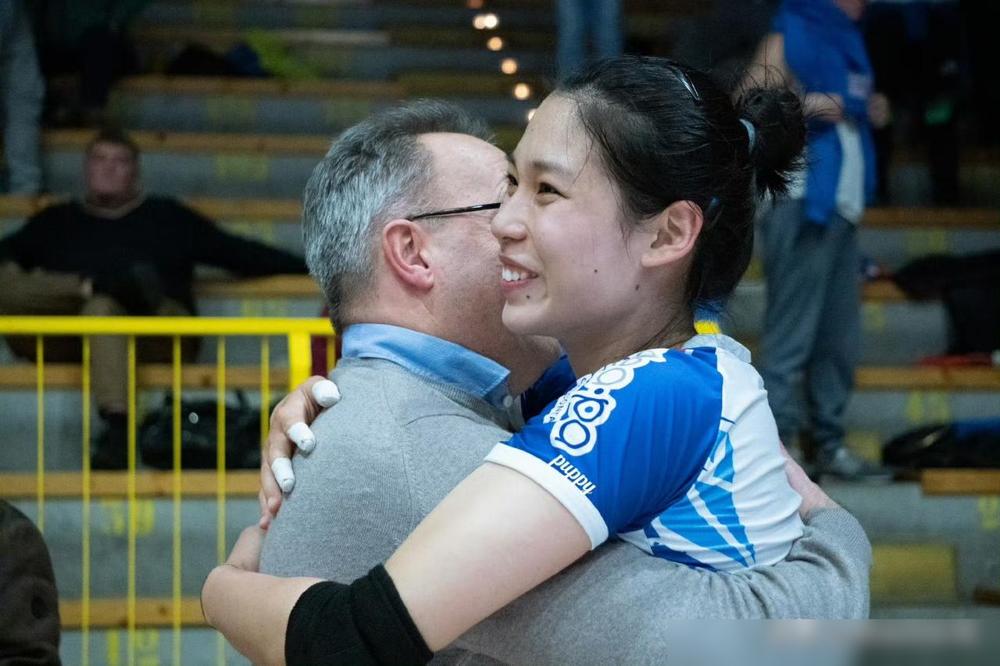 笑晕了，笑晕了庄宇珊像救命稻草，被深深地抱住不放看到意甲圣乔瓦尼女排俱乐部领