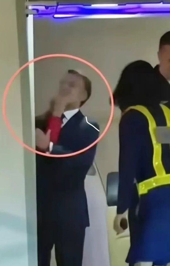 马克龙这记耳光，表面看是夫妻打闹，其实结结实实扇在了越南脸上。法国总统千里迢
